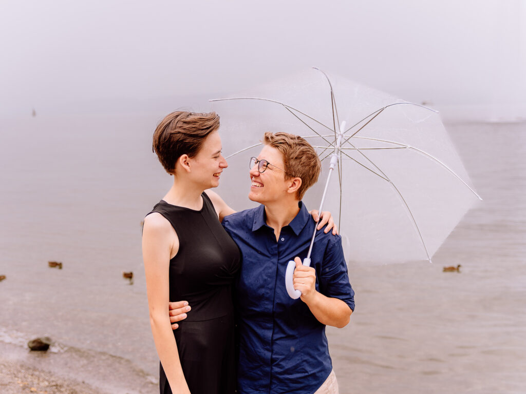 Paarshooting am Bodensee, Paar mit Regenschirm