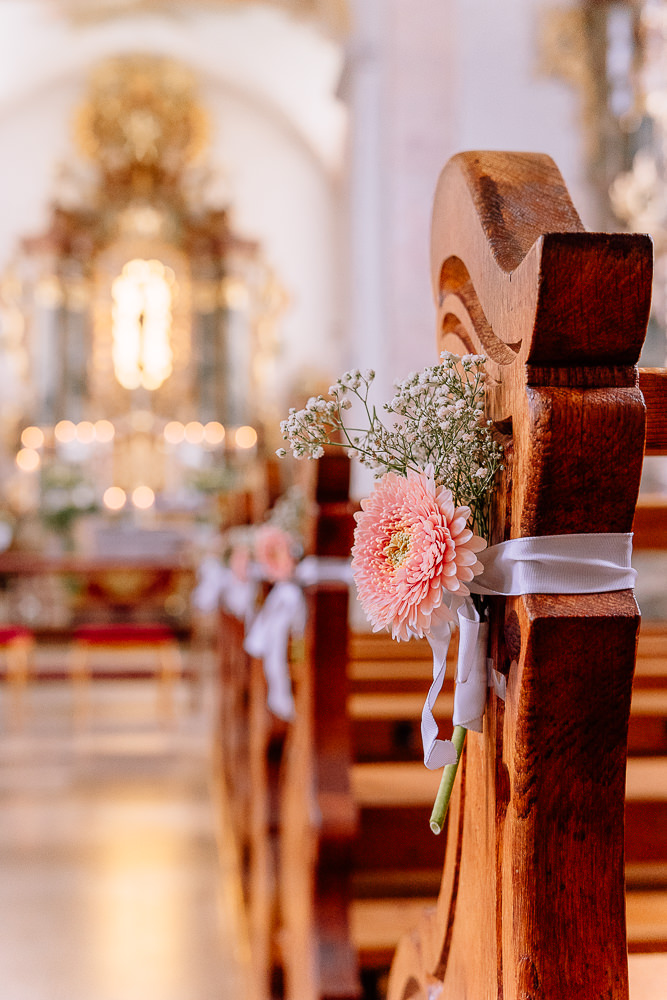 Detailaufnahme Blume in Kirche