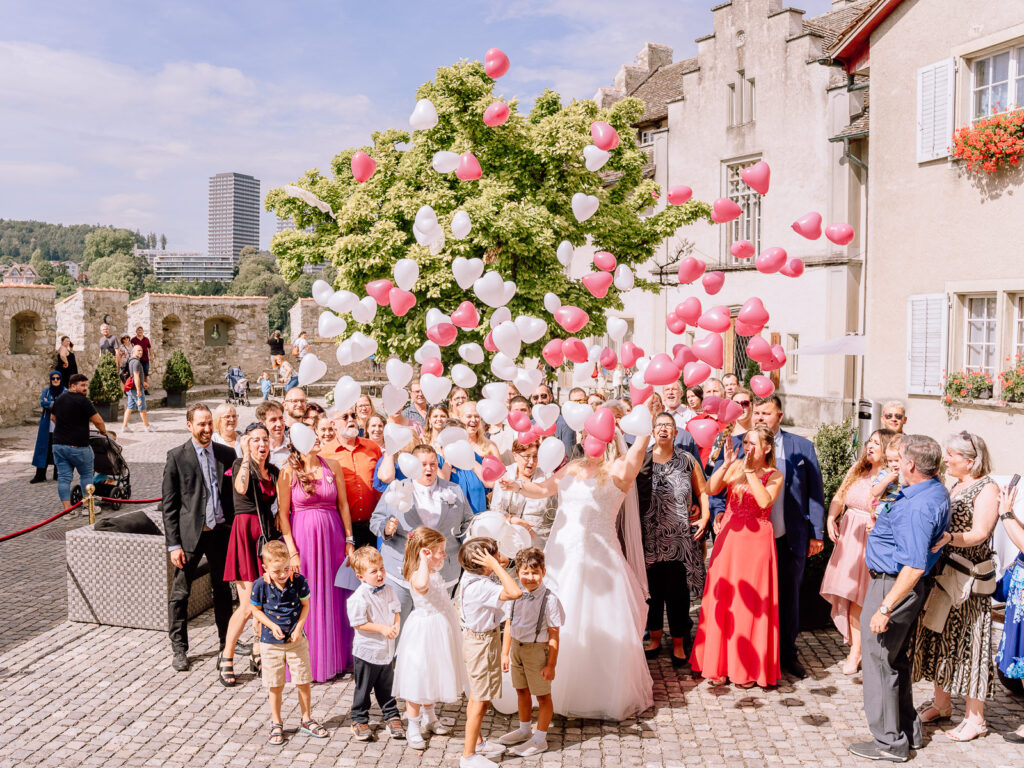 Hochzeitspaar, Brautpaar lässt Luftballons steigen, Lovestory, Rheinfall Schaffhausen