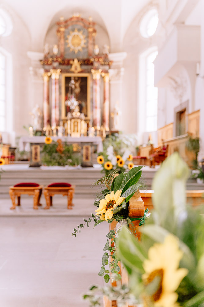 Kirche dekoriert Sonnenblumen