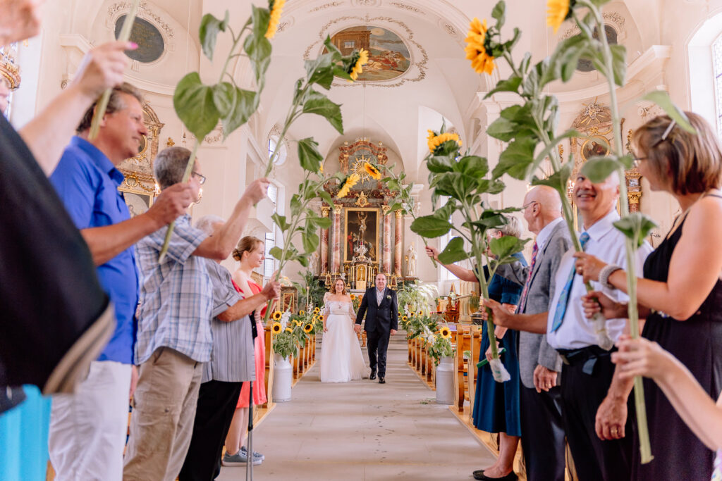 Hochzeit, kirchliche Heirat, Auszug mit Sonnenblumen