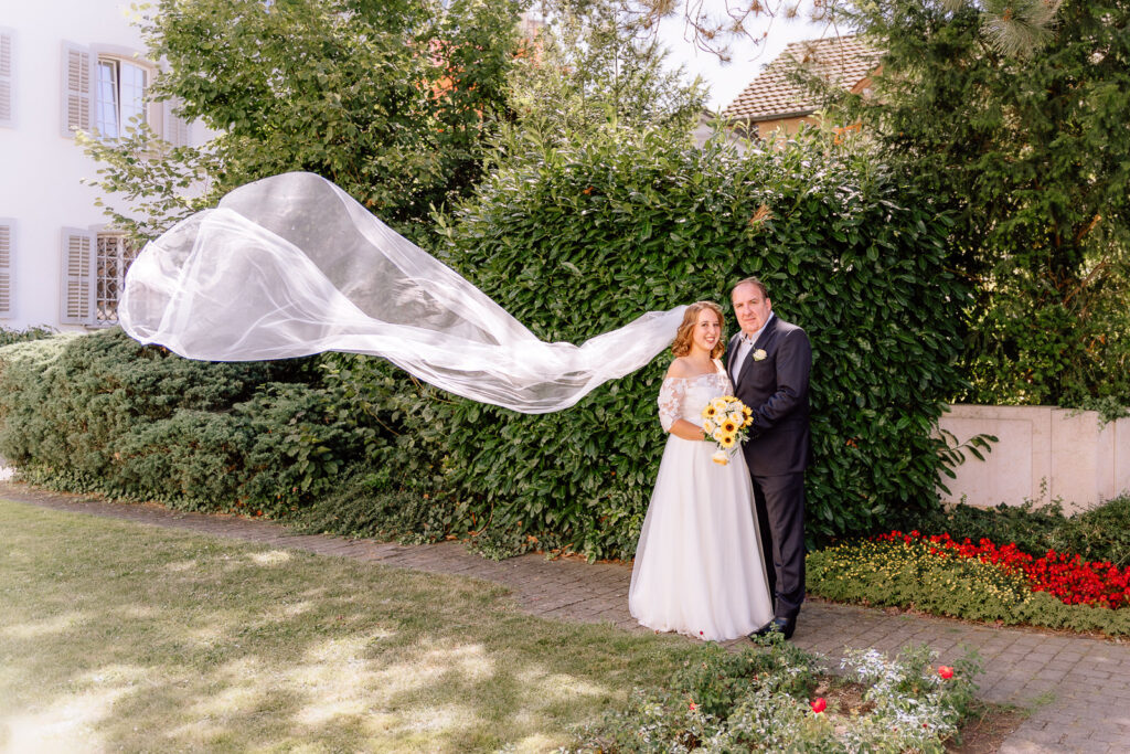 Hochzeitspaar, Brautpaar, Lovestory, Schweiz, Schleier fliegen lassen