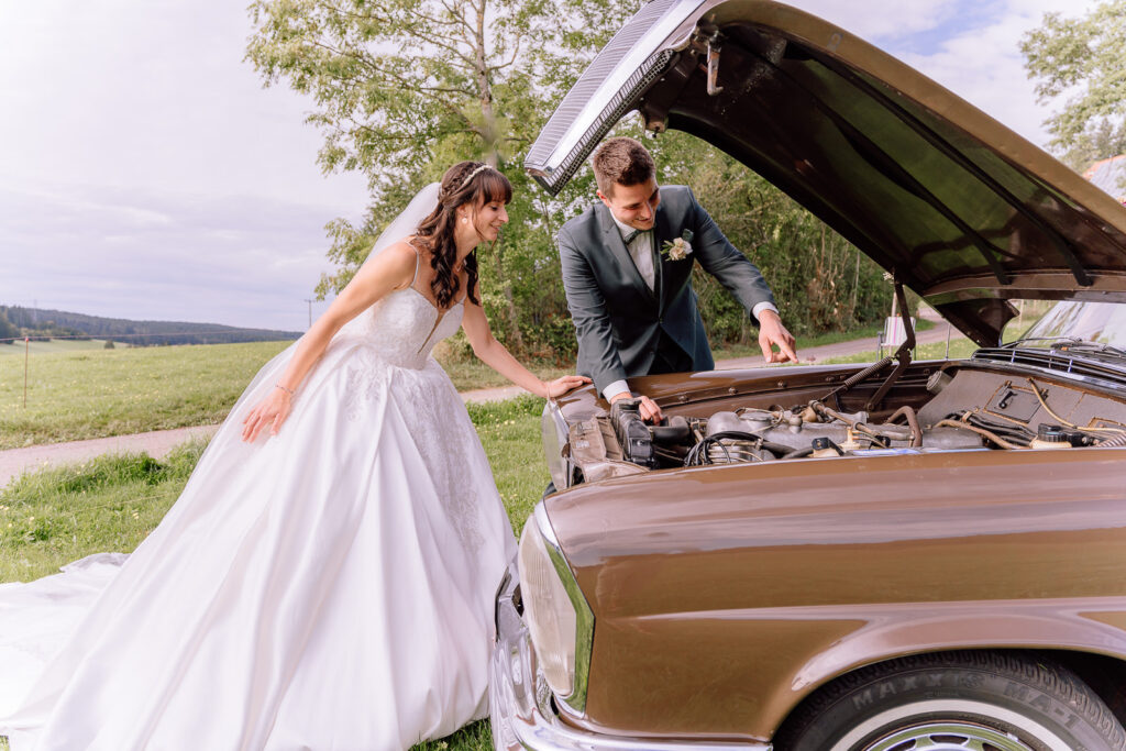 Hochzeitspaar, Brautkleid, Brautpaarshooting mit Oldtimer, Schwarzwald