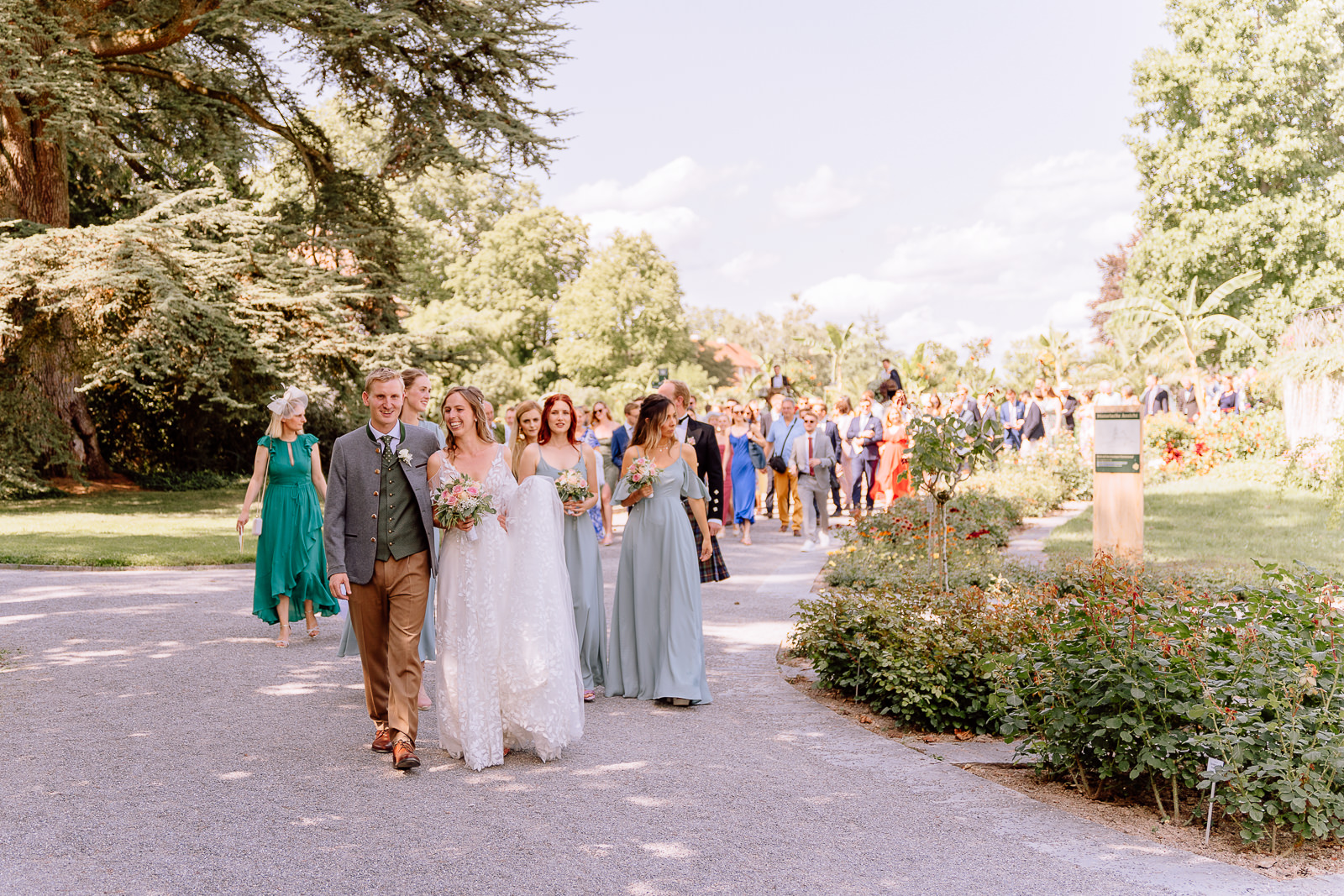 Hochzeitspaar, Auszug mit Gästen, Insel Mainau